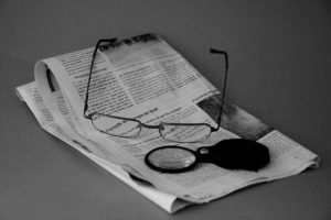 Lunette de lecture pour le journal